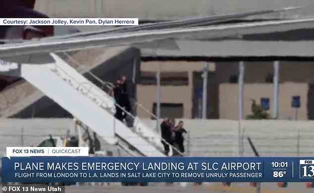 Die Aufregung führte angeblich dazu, dass eine Frau ihr Baby fallen ließ, und Marines an Bord des Flugzeugs mussten eingreifen