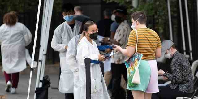 Menschen warten darauf, den Affenpocken-Impfstoff an einer Massenimpfstelle in Manhattan am 26. Juli 2022 in New York City zu erhalten.