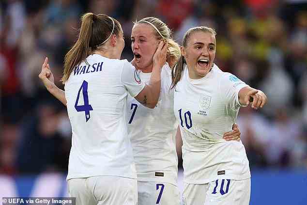 Löwin Beth Mead feiert mit Keira Walsh und Georgia Stanway aus England, nachdem sie während des Halbfinalspiels der UEFA Women's Euro 2022 zwischen England und Schweden das erste Tor ihrer Mannschaft erzielt hat