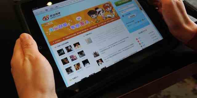 Eine Frau sieht sich am 2. April 2012 in einem Café in Peking die chinesische Social-Media-Website Weibo an.