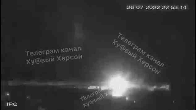 Von ukrainischer Artillerie abgefeuerte Präzisions-HIMARS-Raketen explodieren in der Nacht zum Dienstag auf der Antonovsky-Brücke in der Nähe von Cherson und machen sie unpassierbar