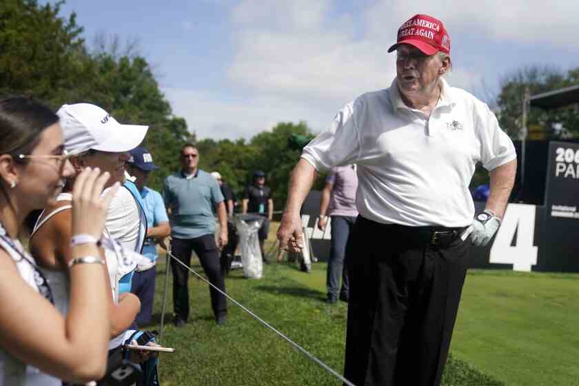 Der frühere Präsident Donald Trump spricht am Donnerstag im Trump National in Bedminster, NJ, mit Golffans