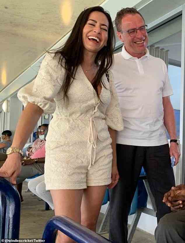 Der frühere Chef von Manchester United, Ralf Rangnick, wurde mit der glamourösen Freundin Flor Bracamontes unterwegs gesichtet.  Abgebildet, das Paar beim Cricket im März