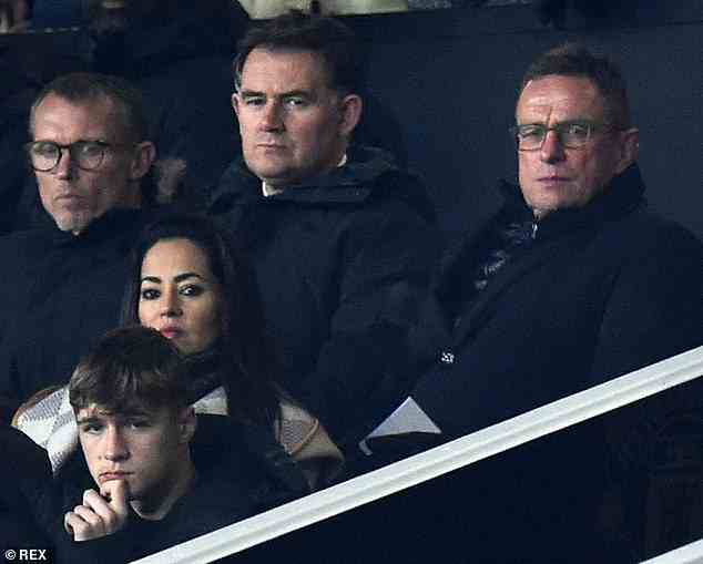 Flor kam während seiner kurzlebigen Amtszeit als Trainer von Manchester United zu ihrem Partner nach Old Trafford.  Sie blieben unauffällig, indem sie in verschiedenen Reihen saßen (wie oben zu sehen).
