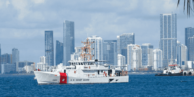 Das Schiff der US-Küstenwache, Bernard C. Webber, verlässt am Montag, den 19. Juli 2021, den Stützpunkt der Küstenwache in Miami Beach, Florida. 