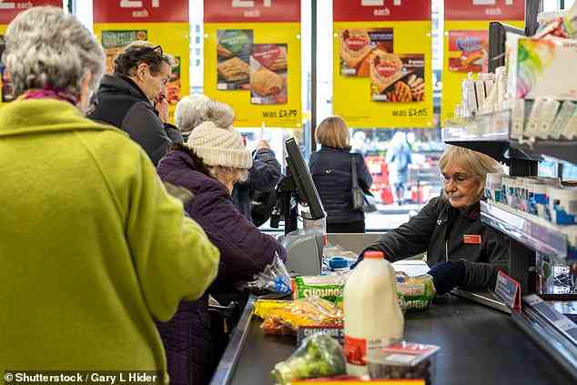 Laut Money.co.uk geben vier von zehn Briten an, dass die Verwendung von Bargeld für ihren Lebensmittelladen ihnen hilft, weniger auszugeben und ihr Budget einzuhalten.