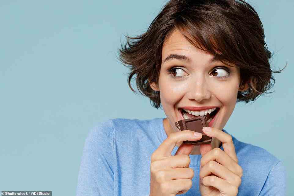 Wissenschaftler haben herausgefunden, dass Flavanole – Antioxidantien, die in dunkler Schokolade enthalten sind – Ihr Herz gesund halten können, indem sie Ihren Blutdruck senken