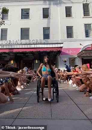 Sie gab übergroßen Tänzern und einer Tänzerin im Rollstuhl eine Bühne