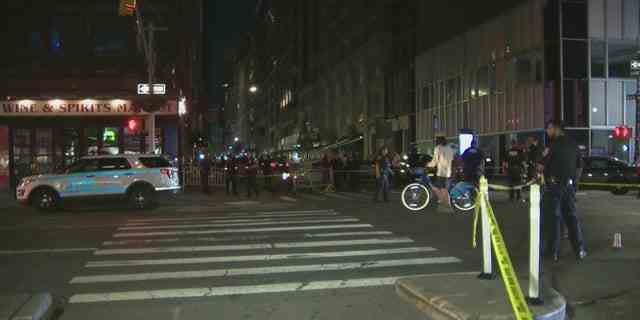 Zwei Raubverdächtige in Manhattan in New York City eröffneten das Feuer auf die Polizei, die zurückschoss, bevor die Verdächtigen am Freitag, den 29. Juli 2022, in einer Limousine flohen, sagte die NYPD.