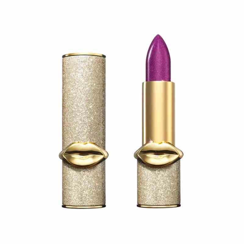 Eine glitzernde goldene Lippenstifttube, gefüllt mit einer schimmernden lila Lippenstiftkugel des Pat McGrath Labs BlitzTrance Lipstick auf weißem Hintergrund
