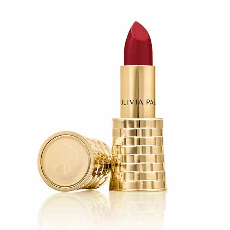 Eine goldene Lippenstifttube mit passender Kappe, gefüllt mit dem Olivia Palermo Beauty Matte Lipstick im True-Red-Farbton Runway Rouge auf weißem Hintergrund