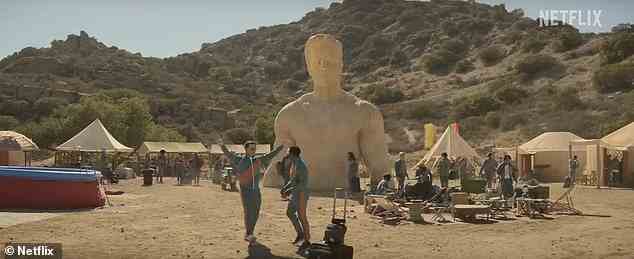 Rückzug in die Wüste: Huck verrät, dass er jeden zu seinem eigenen „Burning Man“ in der Wüste mitnimmt, komplett mit einer riesigen Sandskulptur von sich selbst vom Torso aufwärts