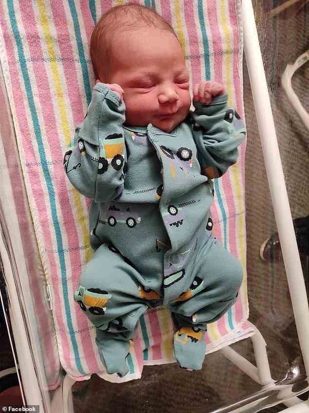 Herr Edwards teilte ein Foto seines neugeborenen Sohnes Levi Grayson Edwards, der am Freitag geboren wurde