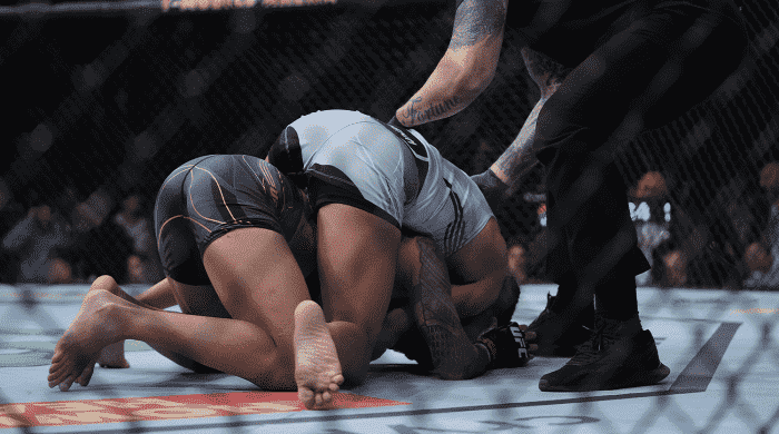 11. Dez. 2021;  Las Vegas, Nevada, USA;  Julianna Pena wendet bei UFC 269 in der T-Mobile Arena einen Hold gegen Amanda Nunes an.