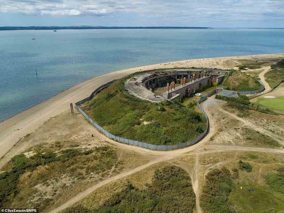 Fort Gilkicker in Gosport, Hants, wurde 1871 gebaut, um die Royal Navy vor den Franzosen zu schützen. Die halbkreisförmige Arche war mit Geschützstellungen gefüllt, die auf Spithead vor Portsmouth, dem Tiefwasserankerplatz für Marineschiffe, zusteuerten