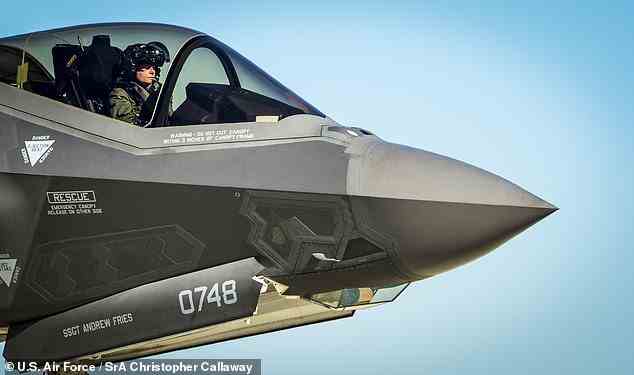 F-35 Lighting Pilot tankt auf einem Aktenfoto auf der Elgin Air Force Base