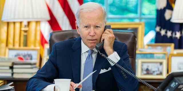 Präsident Biden veröffentlichte ein Foto von ihm, wie er nach einem Telefonat mit dem chinesischen Präsidenten Xi Jinping am 28. Juli 2022 telefonierte.