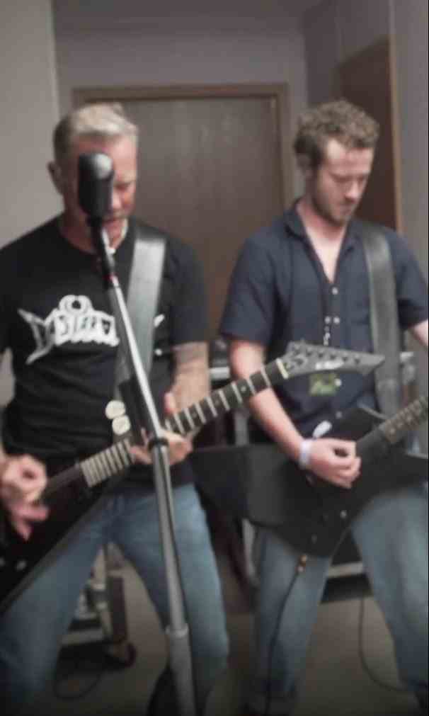 Stranger Things-Star Joseph Quinn trifft Backstage im Lollapalooza auf Metallica