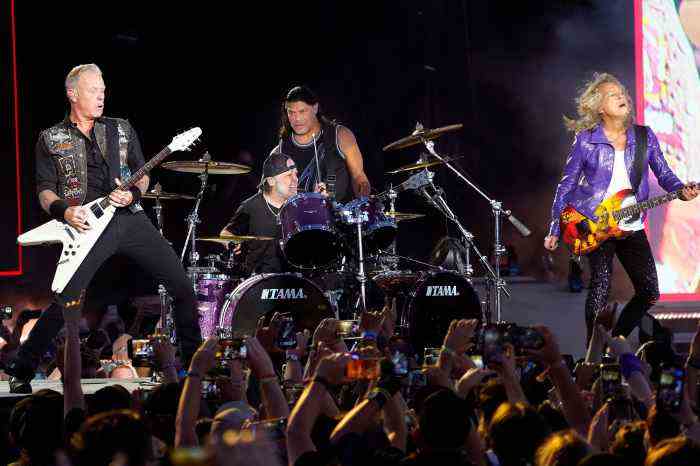 Joseph Quinn von Stranger Things tritt mit Metallica beim „Most Metal Meeting“ des Lollapalooza: Hellfire Club auf