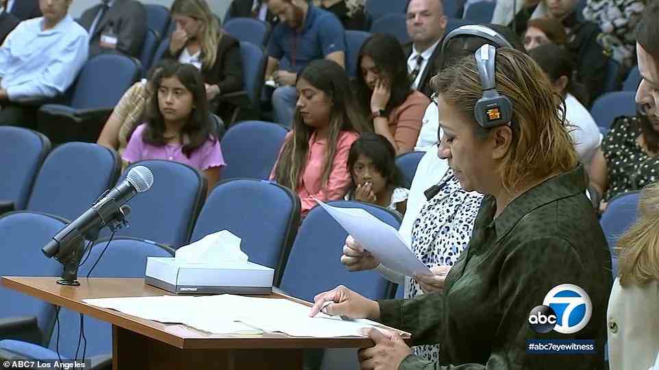 Die Mädchen werden mit Verwandten vor Gericht gesehen, als Mayra Amaro, Mutter von Gabriela Andrade, ihre Aussage verliest