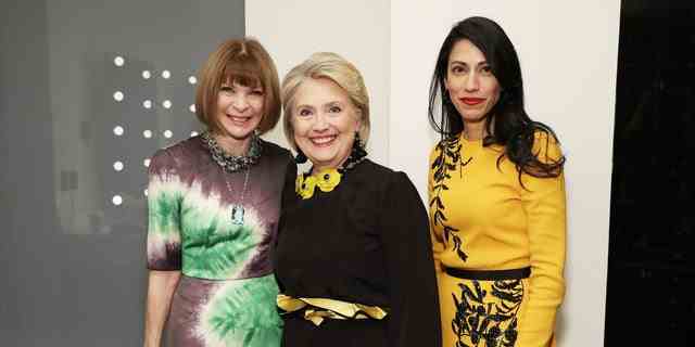 Anna Wintour, Hillary Clinton und Huma Abedin posieren hinter den Kulissen bei den Glamour Women Of The Year Awards 2018: Women Rise am 12. November 2018 in New York City. 
