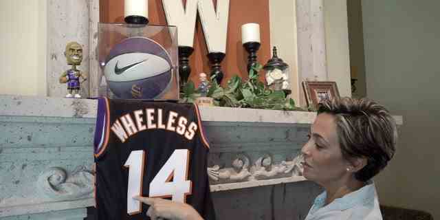 Wheeless zeigt Erinnerungsstücke von Phoenix Suns aus ihrer Zeit mit dem NBA-Team.