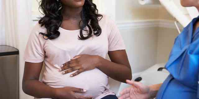 Mutter und Baby geht es gut, erfährt eine schwangere Mama bei einem Arztbesuch.  Die neue Studie der CDC ergab, dass etwa 50 % der Frauen mit Schwangerschaftsdiabetes später Typ-2-Diabetes entwickeln.