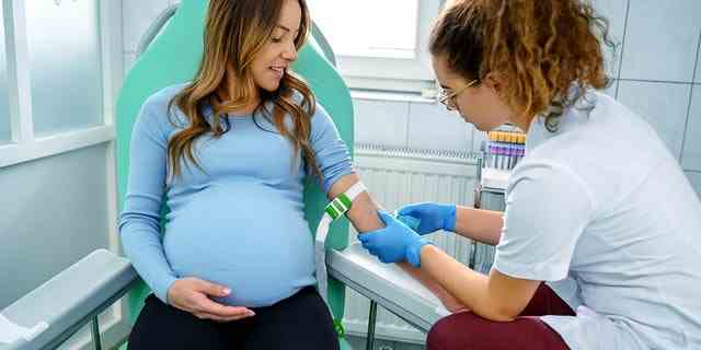 Eine Krankenschwester entnimmt einer schwangeren Frau eine Blutprobe.  Manchmal wird Insulin benötigt, wenn Diät- und Lifestyle-Medikamente den Blutzucker nicht kontrollieren.