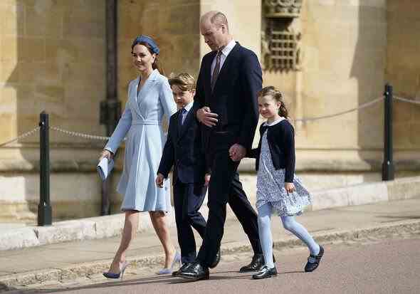 Kate, William, Charlotte und George auf dem Weg zur St. George's Chapel 