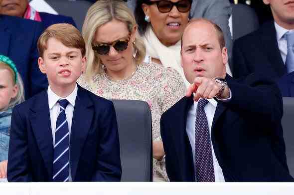 Prinz William zeigt, während Prinz George zuschaut 