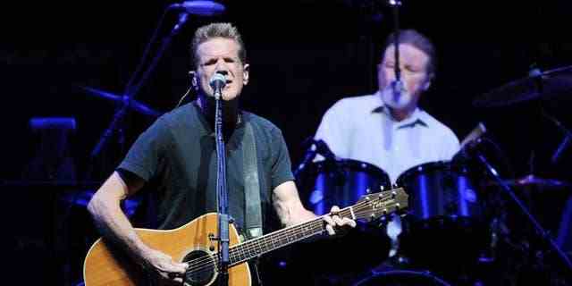 Glenn Frey (links) und Don Henley von den Eagles treten im Madison Square Garden in New York auf.