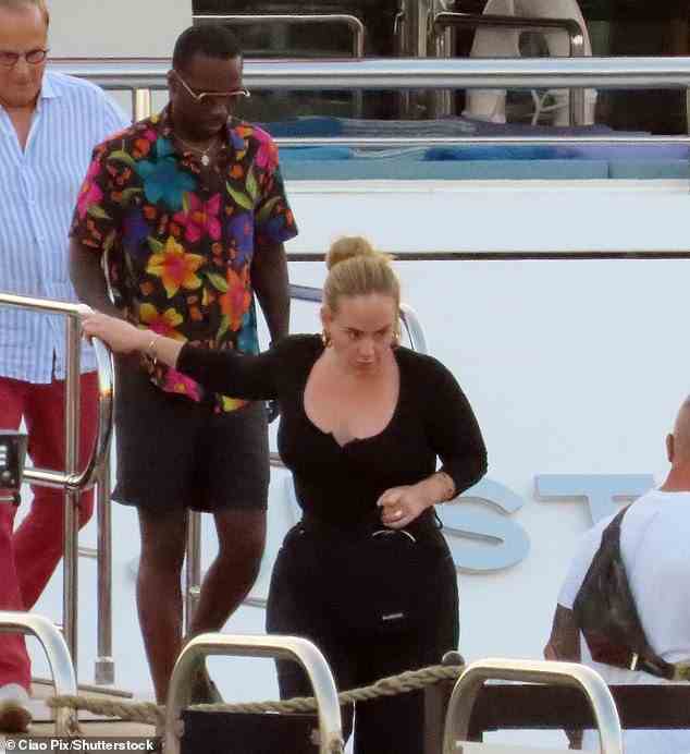 Zurückhaltend: Adele setzte am Samstag ihre Luxusbootsreise mit Freunden und Freund Rich Paul an der sardischen Küste von Porto Cervo fort