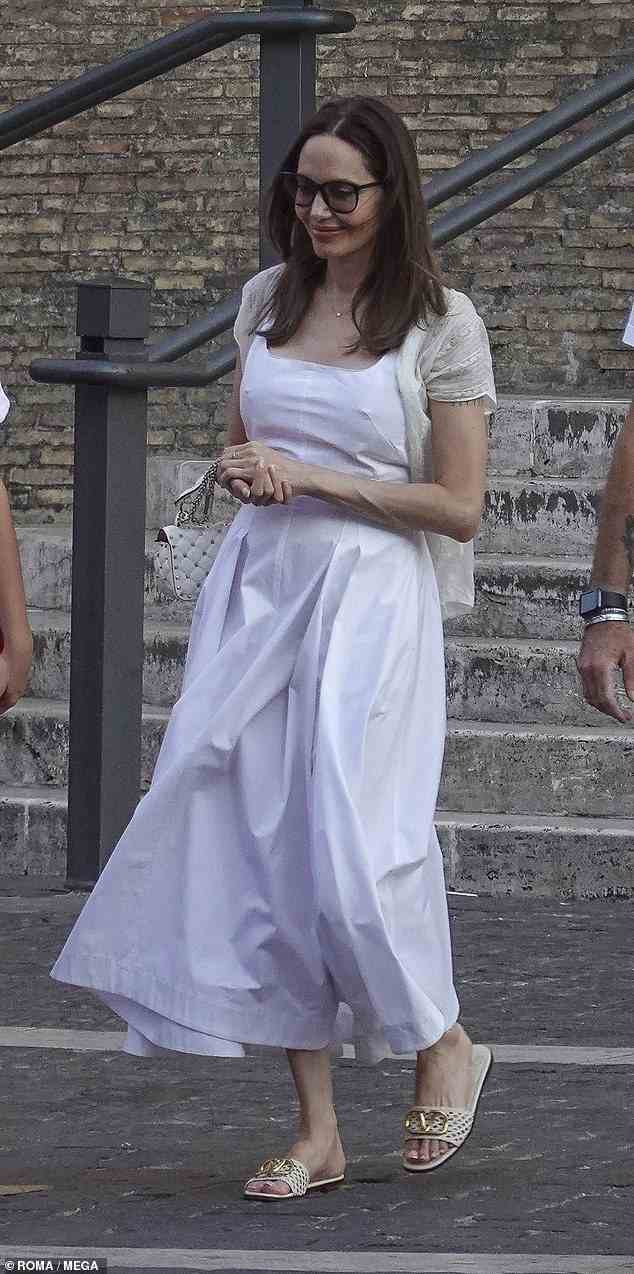 Atemberaubend: Angelina Jolie sah am Mittwoch in einem weißen Maxikleid wie der Inbegriff von Chic aus, als sie einen Tag in den Vatikanischen Museen in Rom genoss