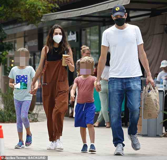 Familienausflug: Ashton Kutcher und Mila Kunis nahmen am Samstag ihre beiden Kinder mit, um als Familie eine Besorgung zu machen