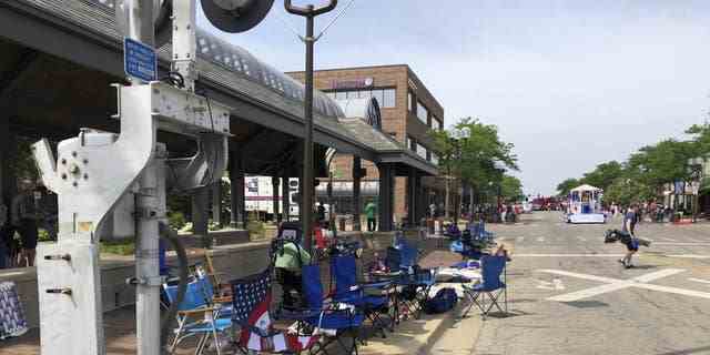 Leere Stühle sitzen auf dem Bürgersteig, nachdem Paradebesucher vor der Parade am 4. Juli des Highland Park geflohen sind, nachdem am Montag, dem 4. Juli 2022 in Chicago Schüsse abgefeuert worden waren.  (Lynn Sweet/Chicago Sun-Times über AP)