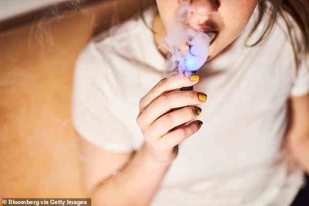 Eine Studie stellt fest, dass Menschen, die drei oder mehr Jahre lang regelmäßig E-Zigaretten benutzten, Schäden an den Atemwegen ihrer Lunge und asthmaähnliche Symptome erlitten (Aktenfoto).
