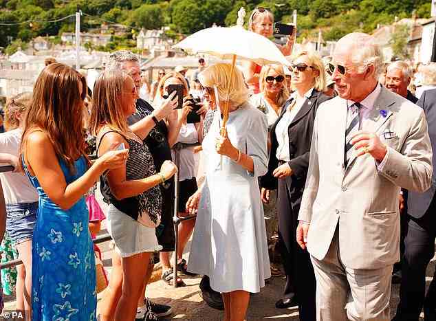 Auf alles vorbereitet!  Die Herzogin von Cornwall, 75, trug einen Sonnenschirm, als sie heute Nachmittag in Penzance die Menschen unter der sengenden Sonne begrüßte