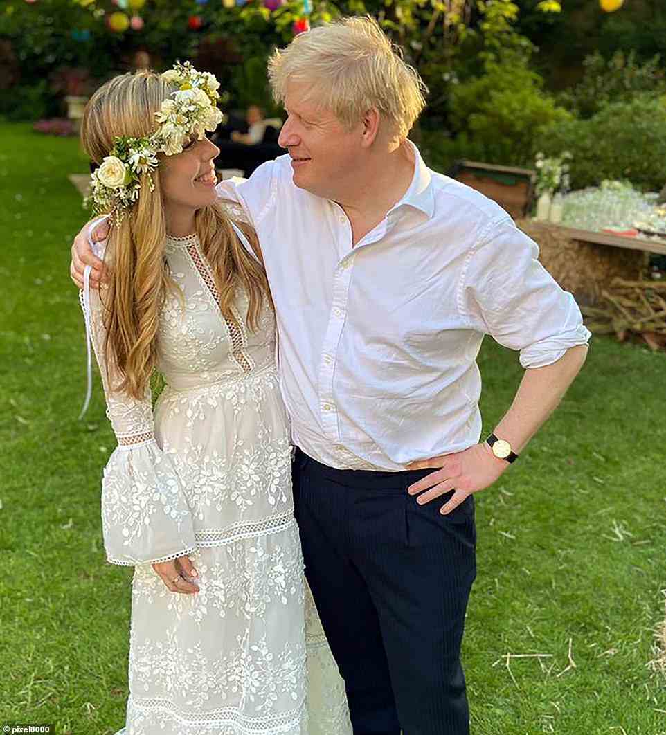 Boris Johnson und Carrie Johnson im Garten der Downing Street 10 nach ihrer heimlichen Hochzeit im vergangenen Jahr in einer Kirche in Westminster