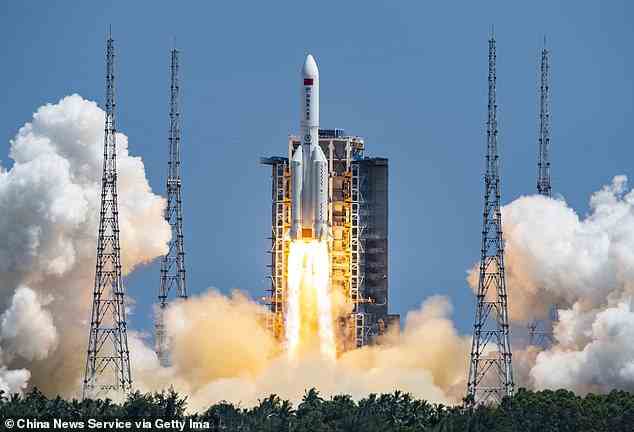 Eine Long March-5B Y3-Rakete mit Chinas Raumstations-Labormodul Wentian startet am 24. Juli 2022 vom Wenchang Spacecraft Launch Site in Wenchang, Provinz Hainan in China