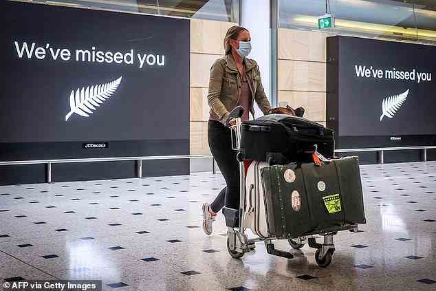Australien hat einen großen Sprung in Richtung Covid-Normal gemacht, da die Regierung endlich ihre letzten Reiseanforderungen streicht (im Bild kommen Passagiere am Sydney International Airport an).