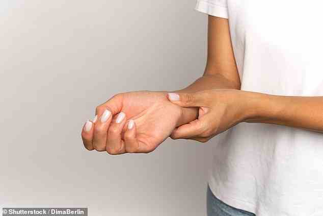 Ein Leser hat Schmerzen, nachdem sich an seinem Handgelenk eine Ganglienzyste entwickelt hat, und fragt, was getan werden kann, um sie zu behandeln (Archivbild).