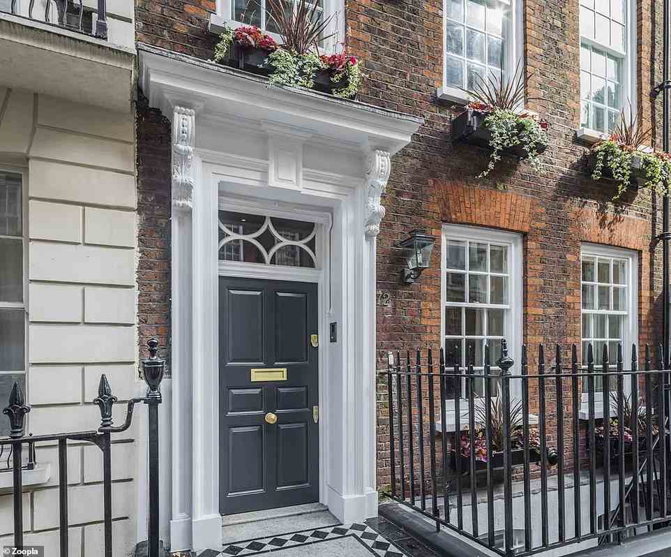 Das luxuriöse Stadthaus befindet sich im wohlhabenden Londoner Stadtteil Mayfair und wird von Rokstone-Immobilienmaklern zu einem Preis von 10 Millionen Pfund verkauft