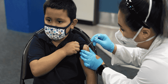 Eric Aviles, 6, erhält den Pfizer COVID-19-Impfstoff von der Apothekerin Sylvia Uong in einer pädiatrischen Impfklinik für Kinder im Alter von 5 bis 11 Jahren, die an der Willard Intermediate School in Santa Ana, Kalifornien, am 9. November eingerichtet wurde.