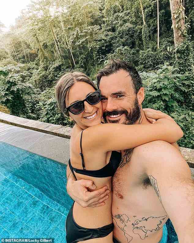 Die Bachelors Locky Gilbert und Irena Srbinovska machten es sich gemütlich, als sie am Freitag auf Bali schwimmen gingen – nachdem sie sich verlobt hatten