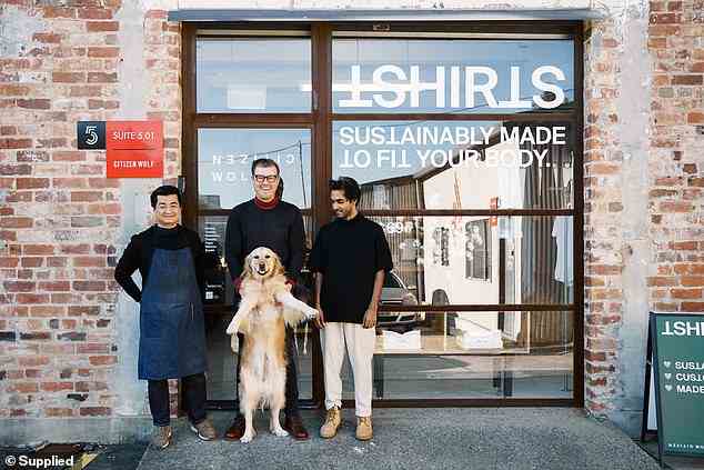Eric Phu, Zoltan Csaki und Rahul Mooray (im Bild LR mit ihrem Hund Maggie) sind die Köpfe hinter der nachhaltigen Modemarke Citizen Wolf, die fortschrittliche Technologie einsetzt, um maßgeschneiderte T-Shirts herzustellen