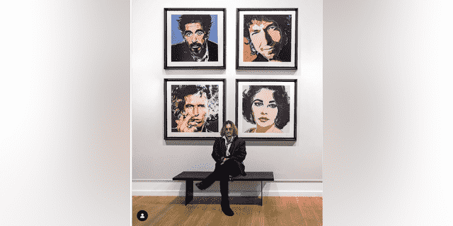 Johnny Depp posiert unter seinem Kunstwerk mit Porträts von Keith Richards, Elizabeth Taylor, Al Pacino und Bob Dylan in der Castle Fine Art Gallery in London.