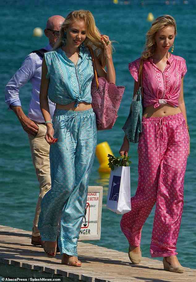 Die Prinzessinnen Maria Carolina, 19, und Maria Chiara Di Bourbon-Two Sicilies, 17, (im Bild) wurden im luxuriösen St. Tropez fotografiert, einem beliebten Urlaubsziel der Reichen und Berühmten