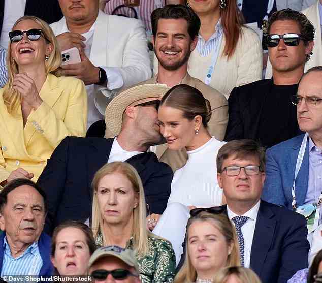 Süßes Nichts: Jason Statham und Rosie Huntington-Whiteley teilten sich einen Kuss auf dem Center Court, als sie am Sunda am Finaltag der Herren-Einzel in Wimbledon teilnahmen