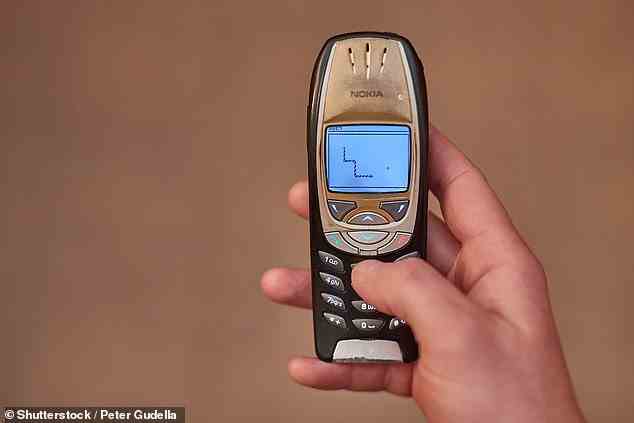 Das Telefonspiel „Snake“ (im Bild) wurde 1997 auf dem Nokia 6110 hinzugefügt und wurde schnell zu einem globalen Phänomen.  Das einfache Konzept besteht darin, eine Schlange zu steuern, um Zellnahrungsstücke aufzuheben, und dabei Hindernissen wie ihrem eigenen Schwanz und dem Rand des Bildschirms auszuweichen