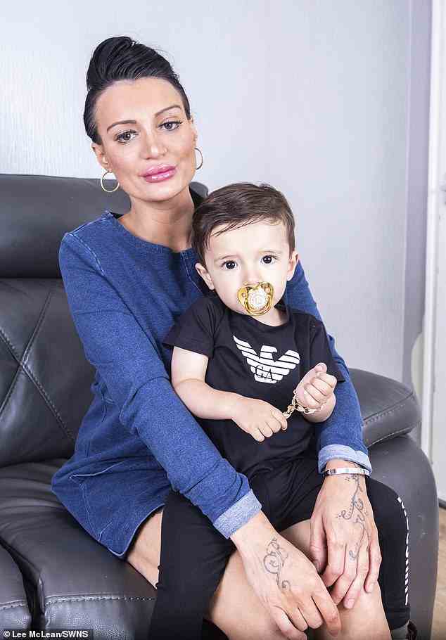 Kasey Akram, 32, eine Vollzeitmutter aus Sheffield, South Yorkshire, sagt, dass sie es liebt, ihren einjährigen Sohn Jareem zu berauben (beide im Bild).